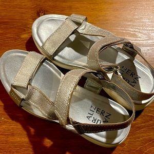 Only used once!  Very nice, comfortable naturalizer sandals. Silver.